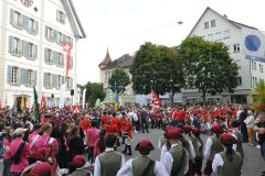 Grand défilé dans les rues de Lenzburg
