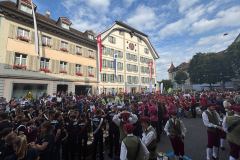 Grand défilé dans les rues de Lenzburg