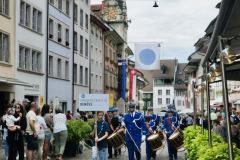 Grand défilé dans les rues de Lenzburg