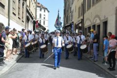 Le cortège traverse la vieille ville de Genève